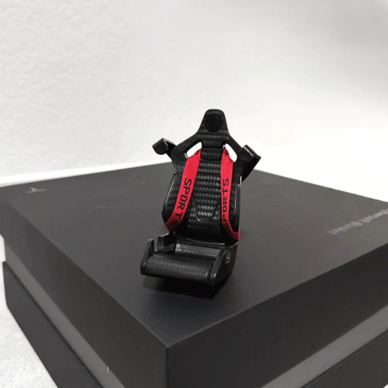 Carbon Schalensitz Halterung mit roten Renngurten